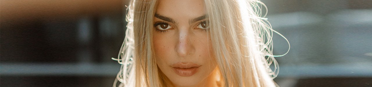 Blond Emily Ratajkowski