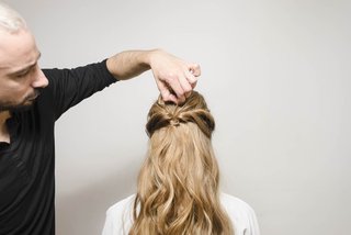 Οδηγίες για το Summer Bohemian Rolls Βήμα 8 Kerastase