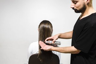 Οδηγίες για τον Τυλιγμένο Κότσο Σινιόν Βήμα 1 Kerastase