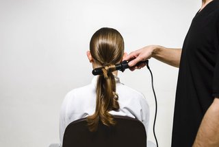 Οδηγίες για τον Τυλιγμένο Κότσο Σινιόν Βήμα 4 Kerastase