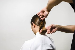 Οδηγίες για τον Τυλιγμένο Κότσο Σινιόν Βήμα 7 Kerastase