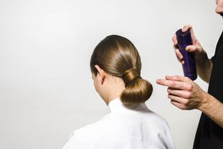 Οδηγίες για τον Τυλιγμένο Κότσο Σινιόν Βήμα 8 Kerastase