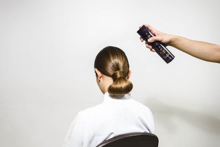 Οδηγίες για τον Τυλιγμένο Κότσο Σινιόν Βήμα 9 Kerastase